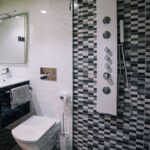 Reforma integral baño combinación de colores claros y oscuros