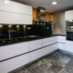 Reforma integral cocina color negro