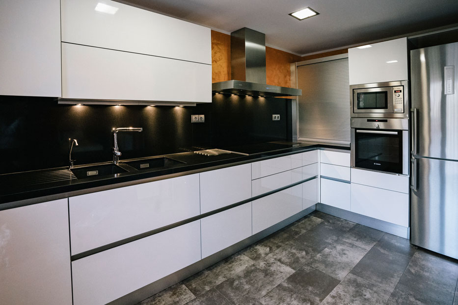 Reforma integral cocina color negro