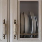 Detalle del armario de la cocina de estilo provenzal