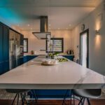 Cocina estilo nórdico con mosaicos y colores que son tendencia. Cocina muy pràctica y funcional. Con encimera grande con cajones, para aprovechar el espacio.