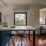 Cocina estilo nórdico con mosaicos y colores que son tendencia. Cocina muy pràctica y funcional. Con encimera grande con cajones, para aprovechar el espacio.