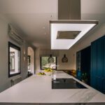 Cocina estilo nórdico con mosaicos y colores que son tendencia. Cocina muy pràctica y funcional. Con encimera grande con cajones, para aprovechar el espacio.