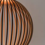 Lámpara de diseño para la mesa del comedor de la cocina de Palafolls. Perfecta para dar un toque de calidez dentro de este ambiente tan nórdico