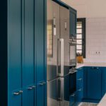 Cocina estilo nórdico con mosaicos y colores que son tendencia. Cocina muy pràctica y funcional. Con encimera grande con cajones, para aprovechar el espacio.