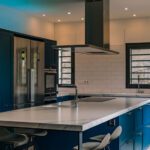 Cocina estilo nórdico con mosaicos y colores que son tendencia. Cocina muy pràctica y funcional. Con encimera grande con cajones, para aprovechar el espacio.