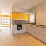 Una cocina con colores vivos