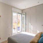 Habitación moderna en tonos claritos