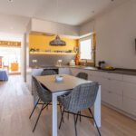 Los muebles blancos y la madera, una buena combinación