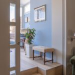 Crea diferentes espacios (puerta corredera, escaleras)